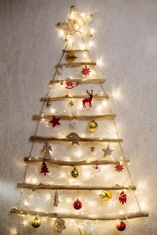 Fali karácsonyfa fényfüzérrel